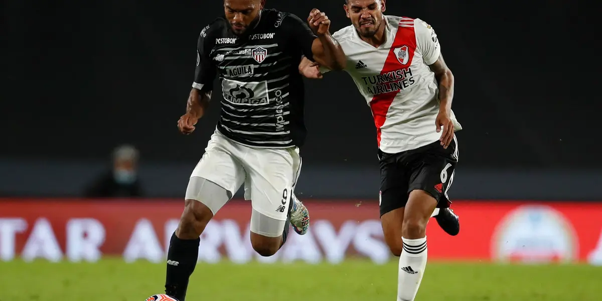 Miguel Ángel Borja recibió una infracción dentro del área y el árbitro no sancionó.