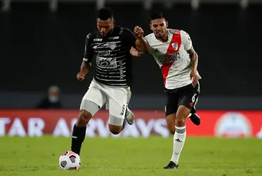 Miguel Ángel Borja recibió una infracción dentro del área y el árbitro no sancionó.