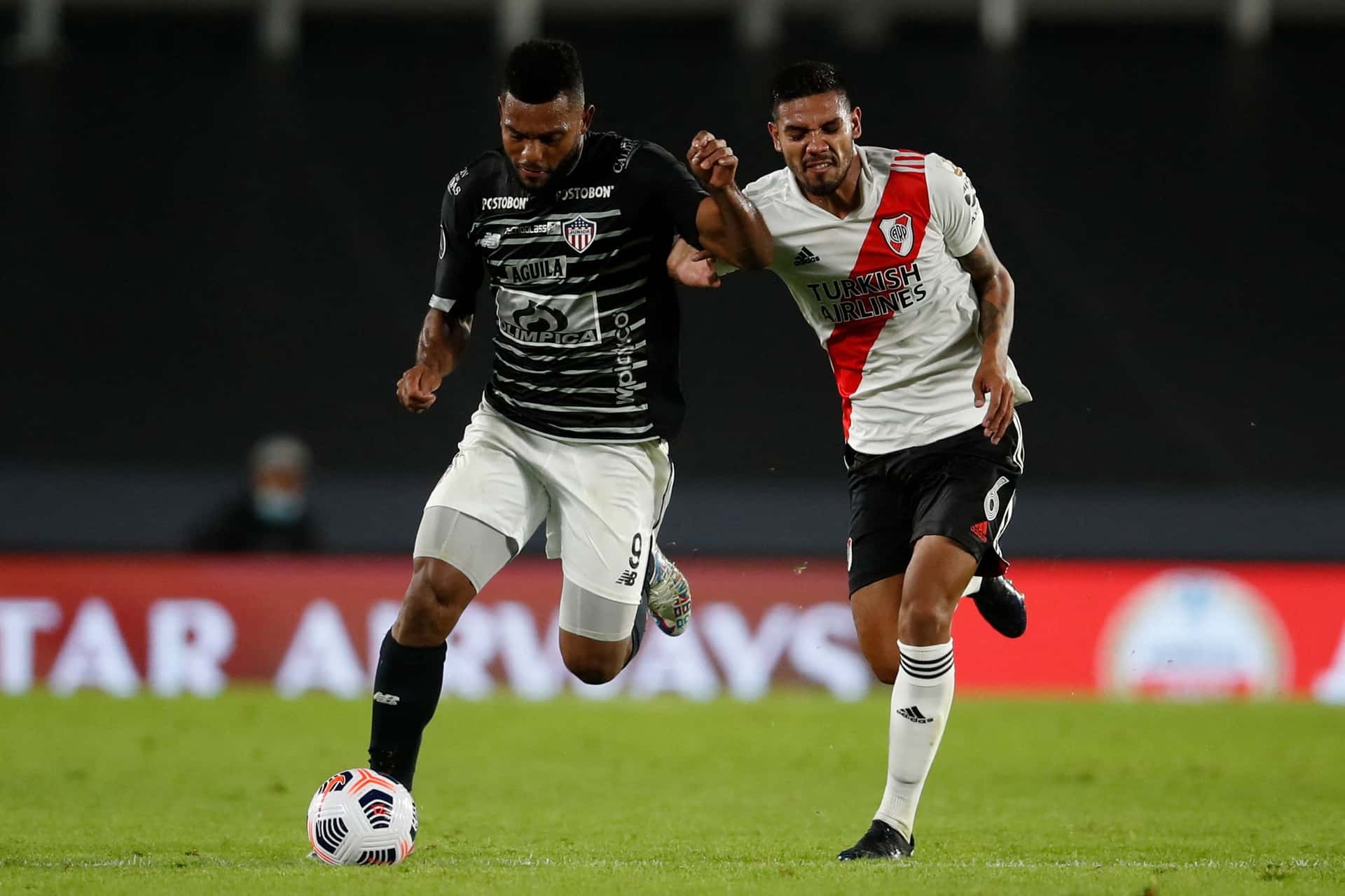 Miguel Ángel Borja recibió una infracción dentro del área y el árbitro no sancionó.