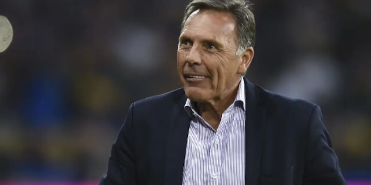 Miguel Ángel Russo atento al partido de Inter contra flamengo.