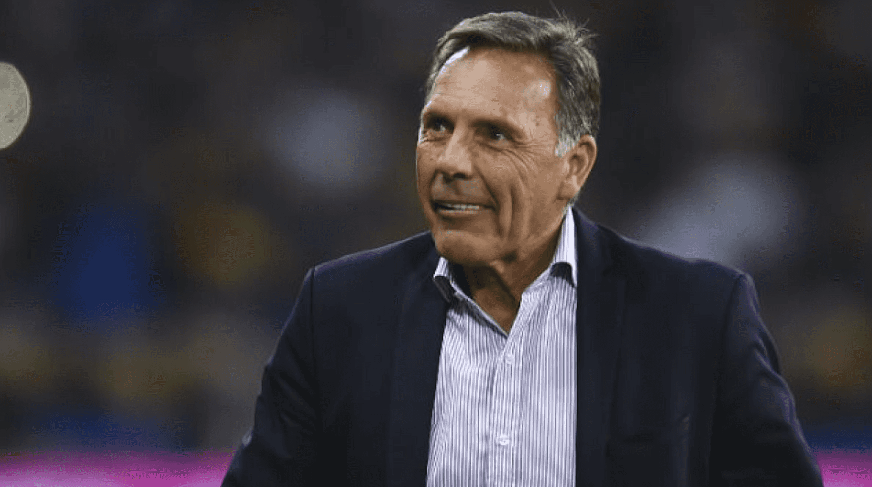 Miguel Ángel Russo atento al partido de Inter contra flamengo.