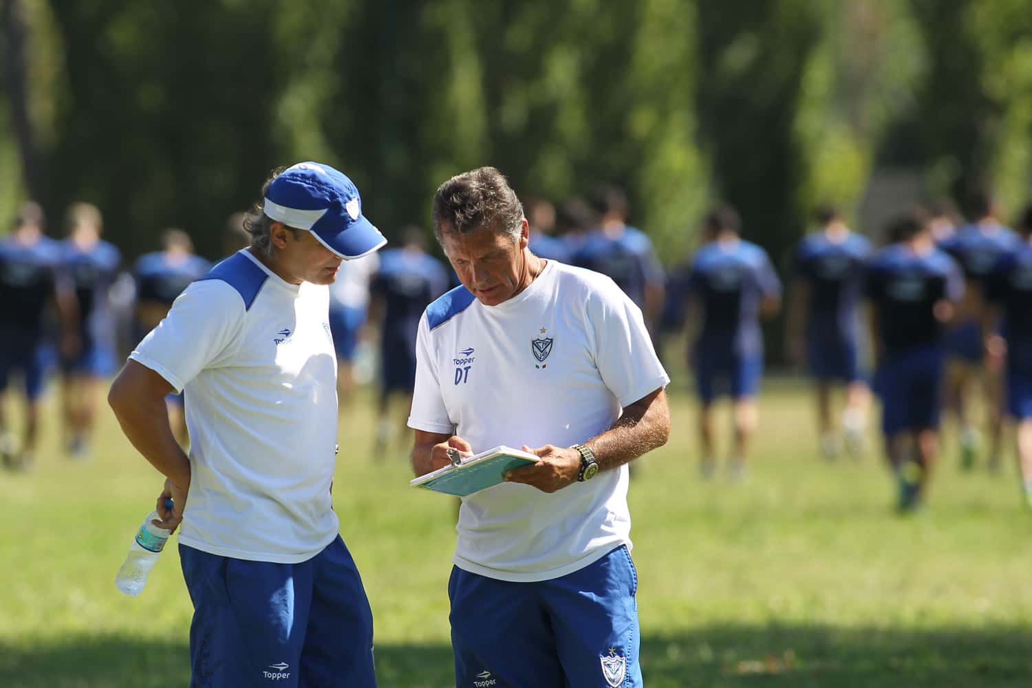 Miguel Ángel Russo, exjugador y entrenador, supo dirigir a equipos de primera división de Argentina y darles campeonatos locales y continentales. Sin embargo, en varios de estos clubes pasó en dos etapas diferentes, como el caso de Vélez Sarsfield.
Si querés seguir leyendo más sobre la historia del entrenador Miguel Ángel Russo, ¡seguí leyendo!