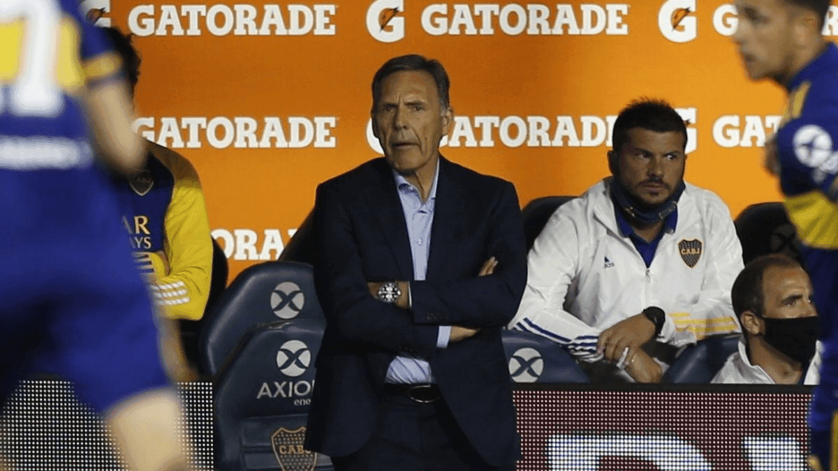 Miguel Ángel Russo no lo tiene en cuenta y podría abandonar Boca Juniors en busca de continuidad.