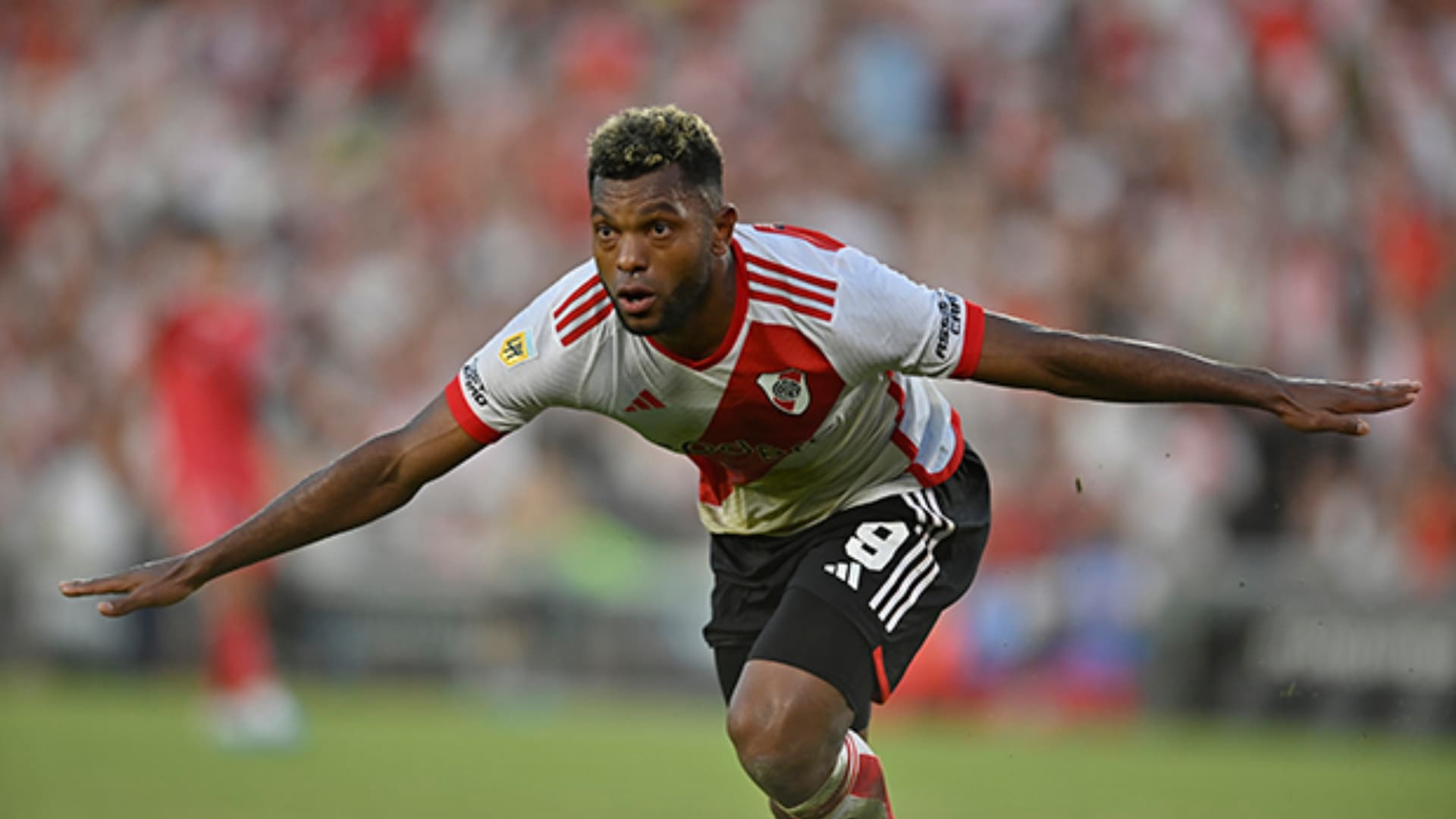 Miguel Borja festeja un gol con River.