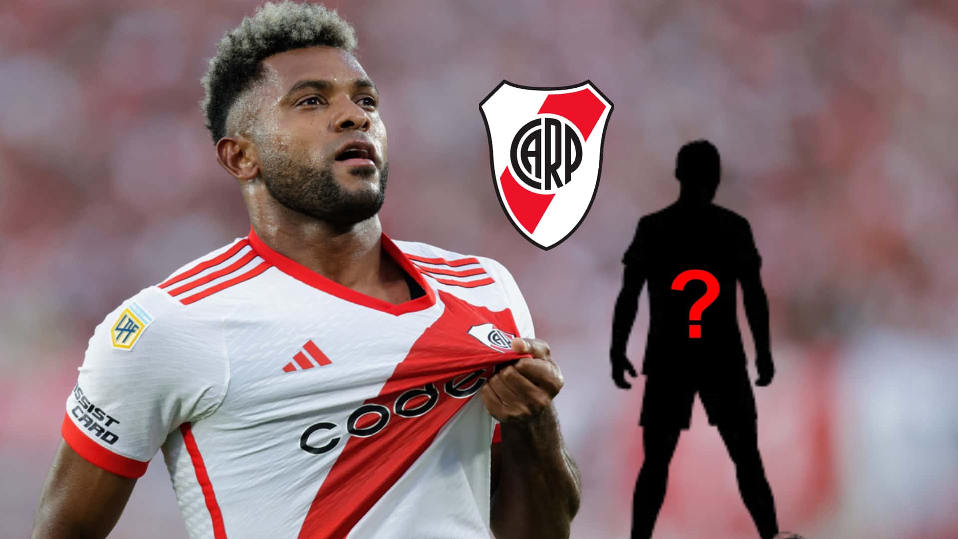 Miguel Borja toma el escudo de River mientras celebra un gol con River.