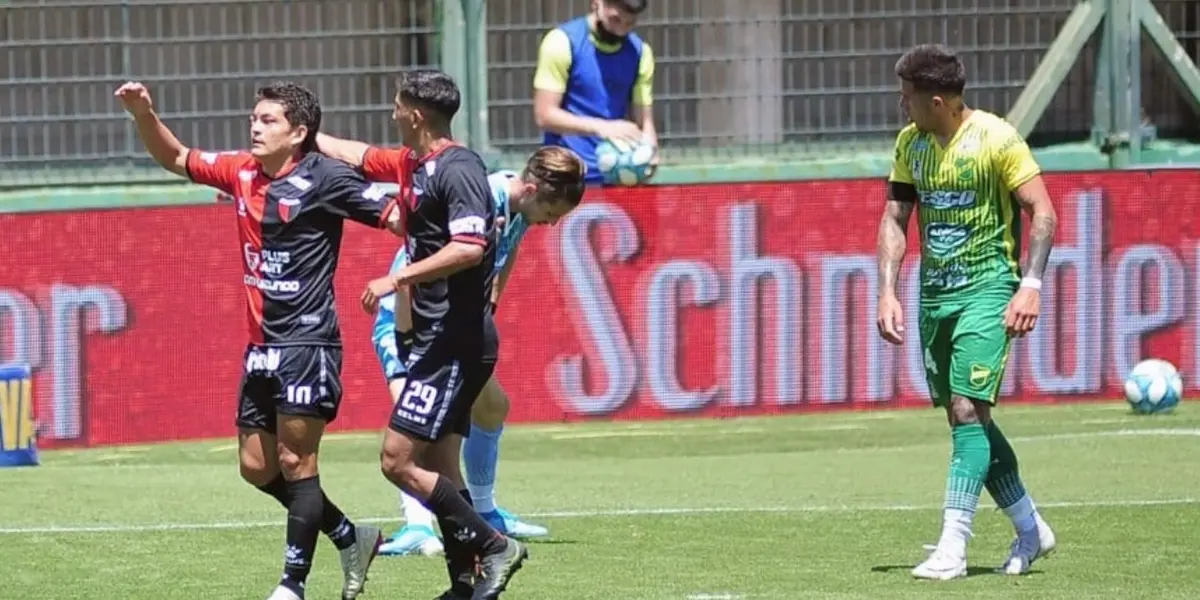 Mirá cómo tuvo que hacer el cuarto árbitro para anunciar los cambios y el tiempo agregado en el partido entre Defensa y Justicia y Colón.