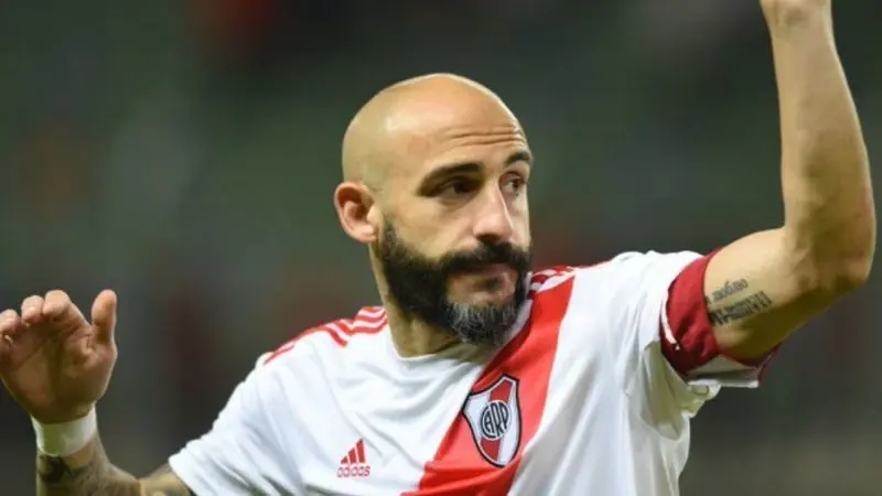 Mirá quién sería el reemplazante de Javier Pinola debido a sus muy bajos rendimientos en el último tiempo con River Plate.