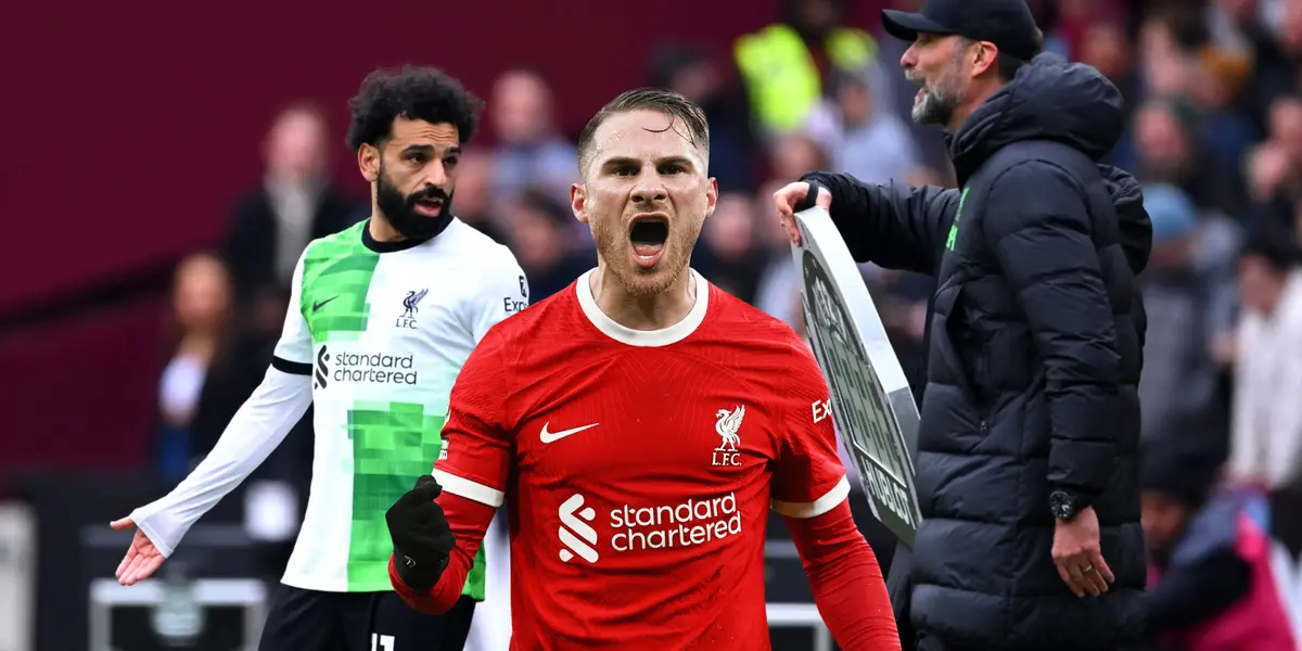 Mohamed Salah y Jürgen Klopp discutiendo en la línea de cal