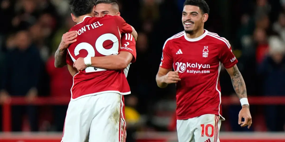 Nicolás Domínguez abraza a Gonzalo Montiel en Nottingham Forest
