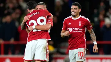 Nicolás Domínguez abraza a Gonzalo Montiel en Nottingham Forest