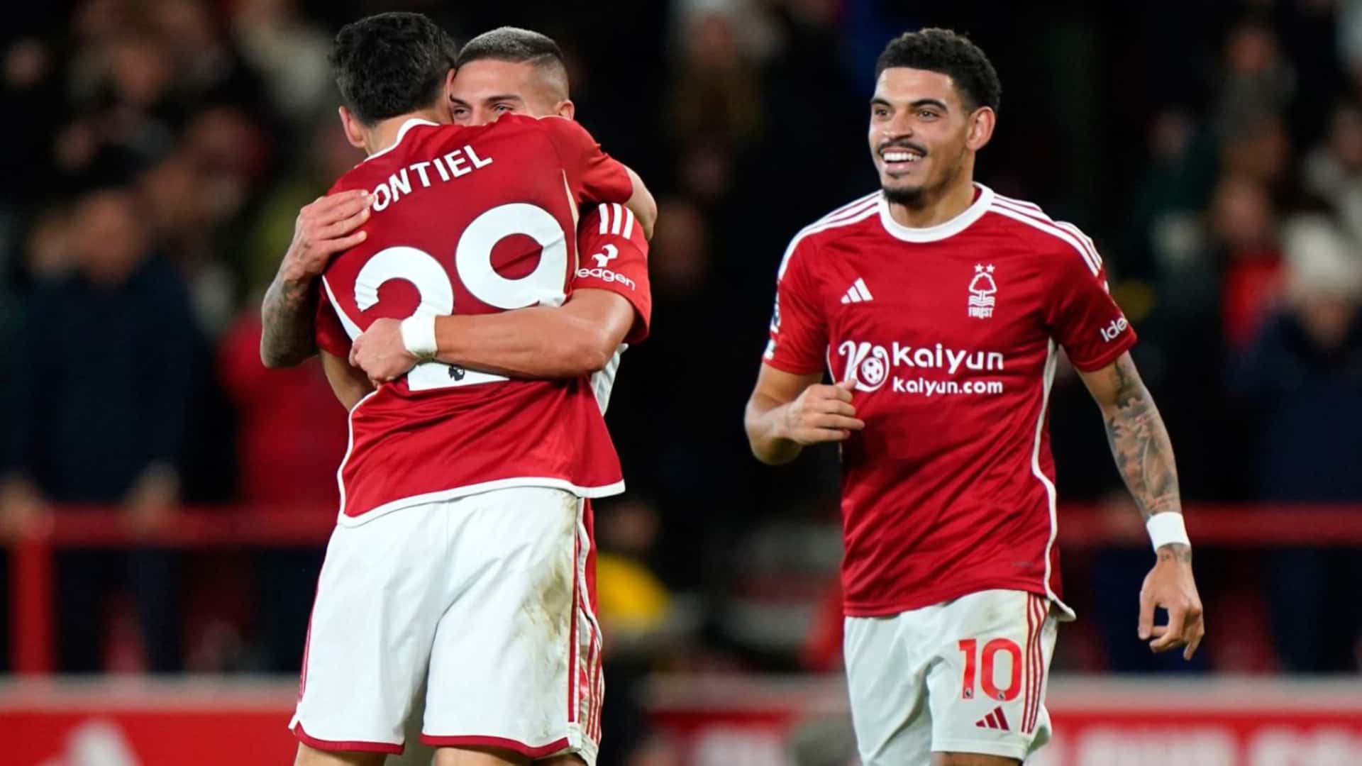 Nicolás Domínguez abraza a Gonzalo Montiel en Nottingham Forest