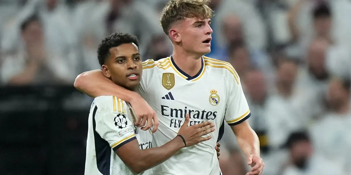 Nicolás Paz abrazando a Rodrygo en Real Madrid
