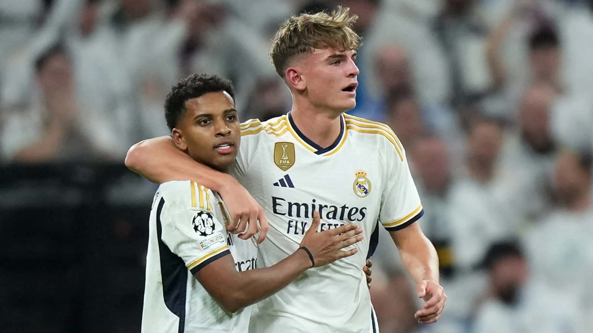 Nicolás Paz abrazando a Rodrygo en Real Madrid