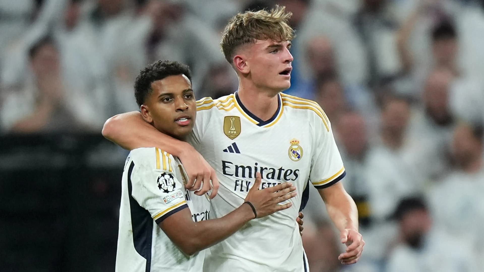 Nicolás Paz abrazando a Rodrygo en Real Madrid