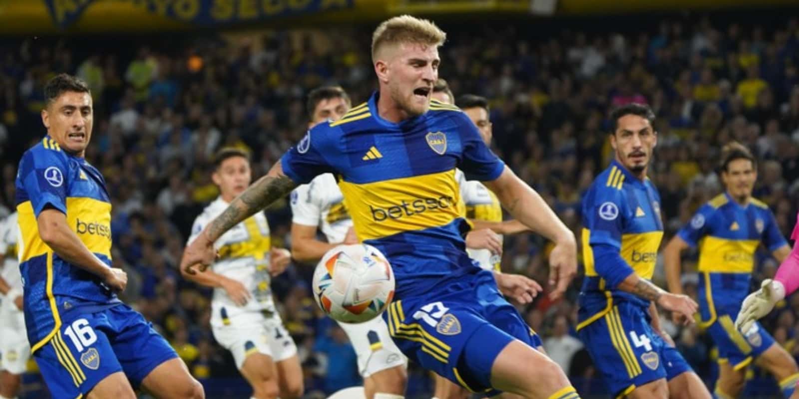 Nicolás Valentini con la camiseta de Boca.