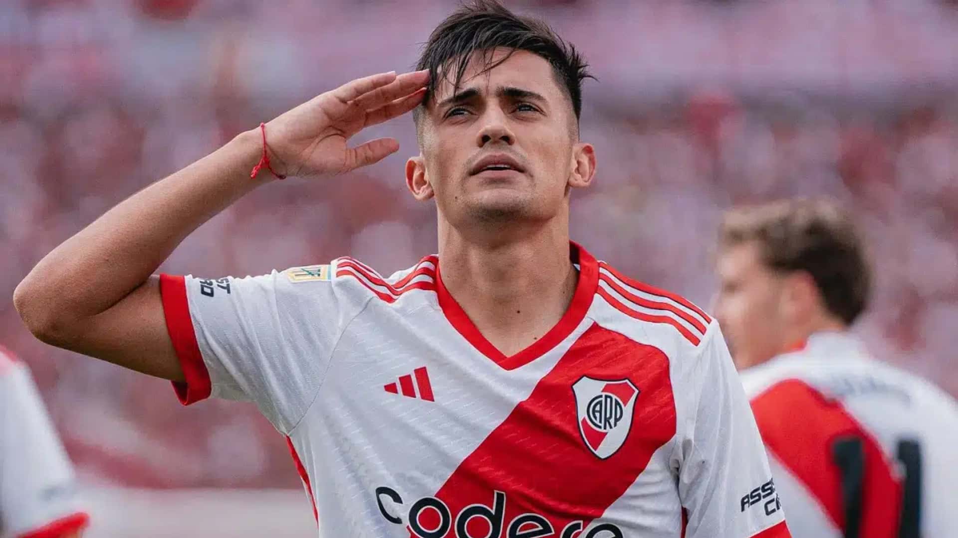 Pablo César Solari festeja un gol con River en 2024.