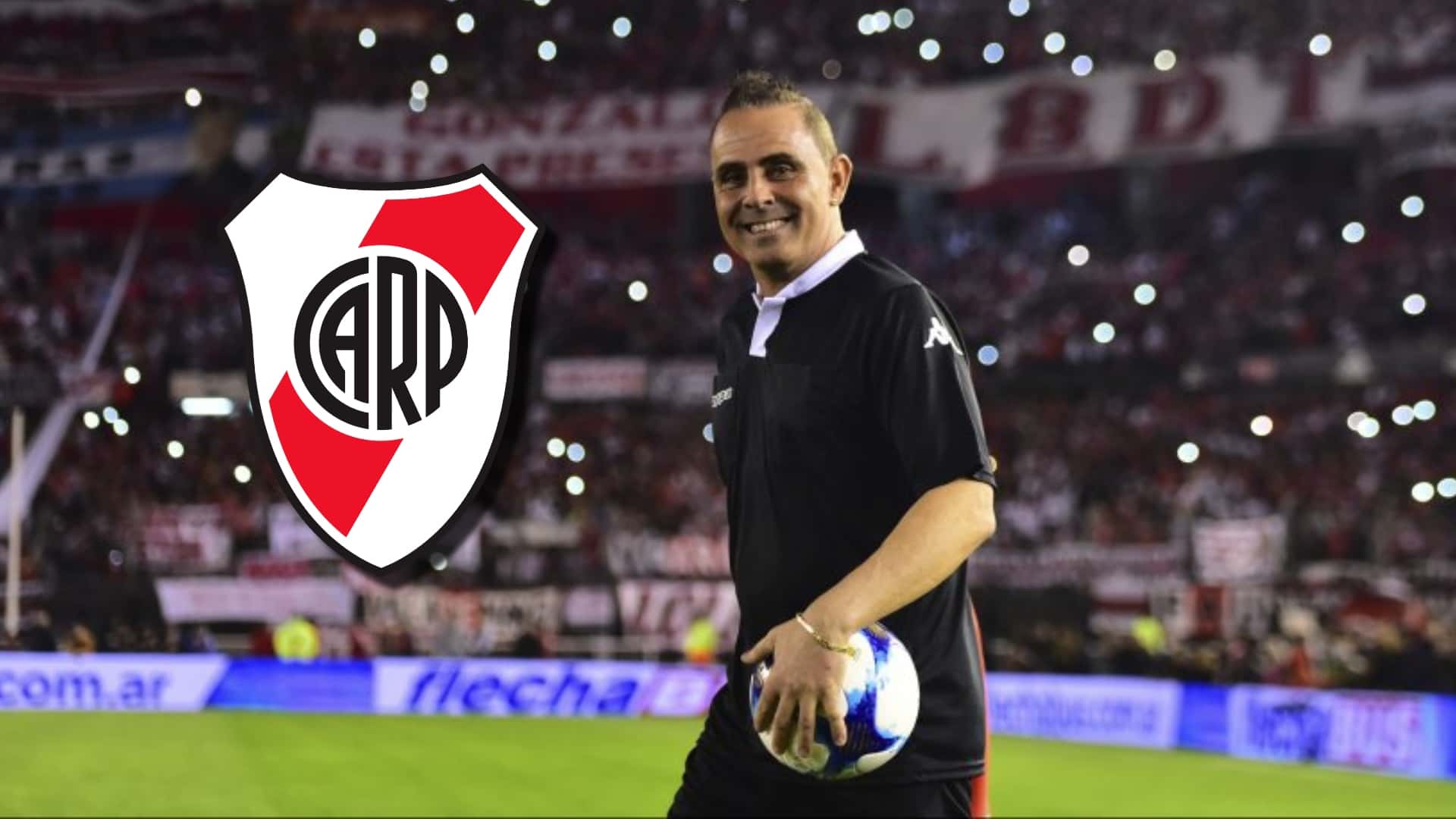 Pablo Lunati en el estadio Monumental, tomando una pelota.