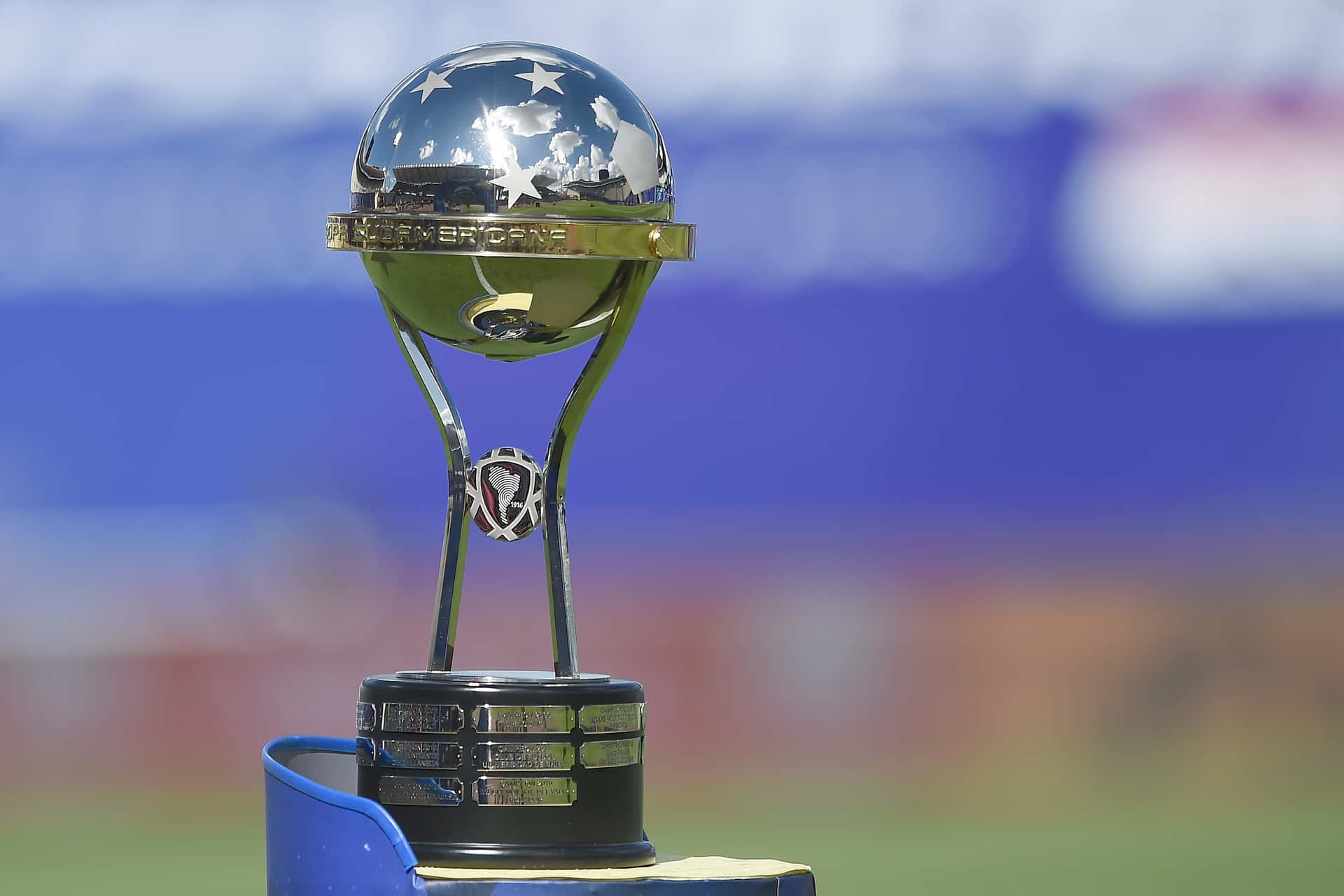 Para la Copa Sudamericana 2021, la CONMEBOL decidió cambiar el formato. Entre las modificaciones más relevantes podemos mencionar más plazas, más países participantes, e incluso, partidos de clasificación dentro de cada país.
Si querés saber más de la Copa Sudamericana 2021, no dejes de leer El Futbolero.