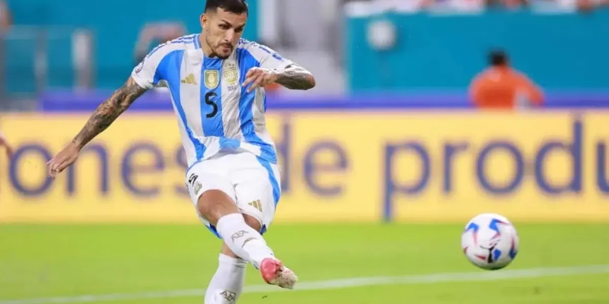 Paredes impacta la pelota, pero fallaría el penal.