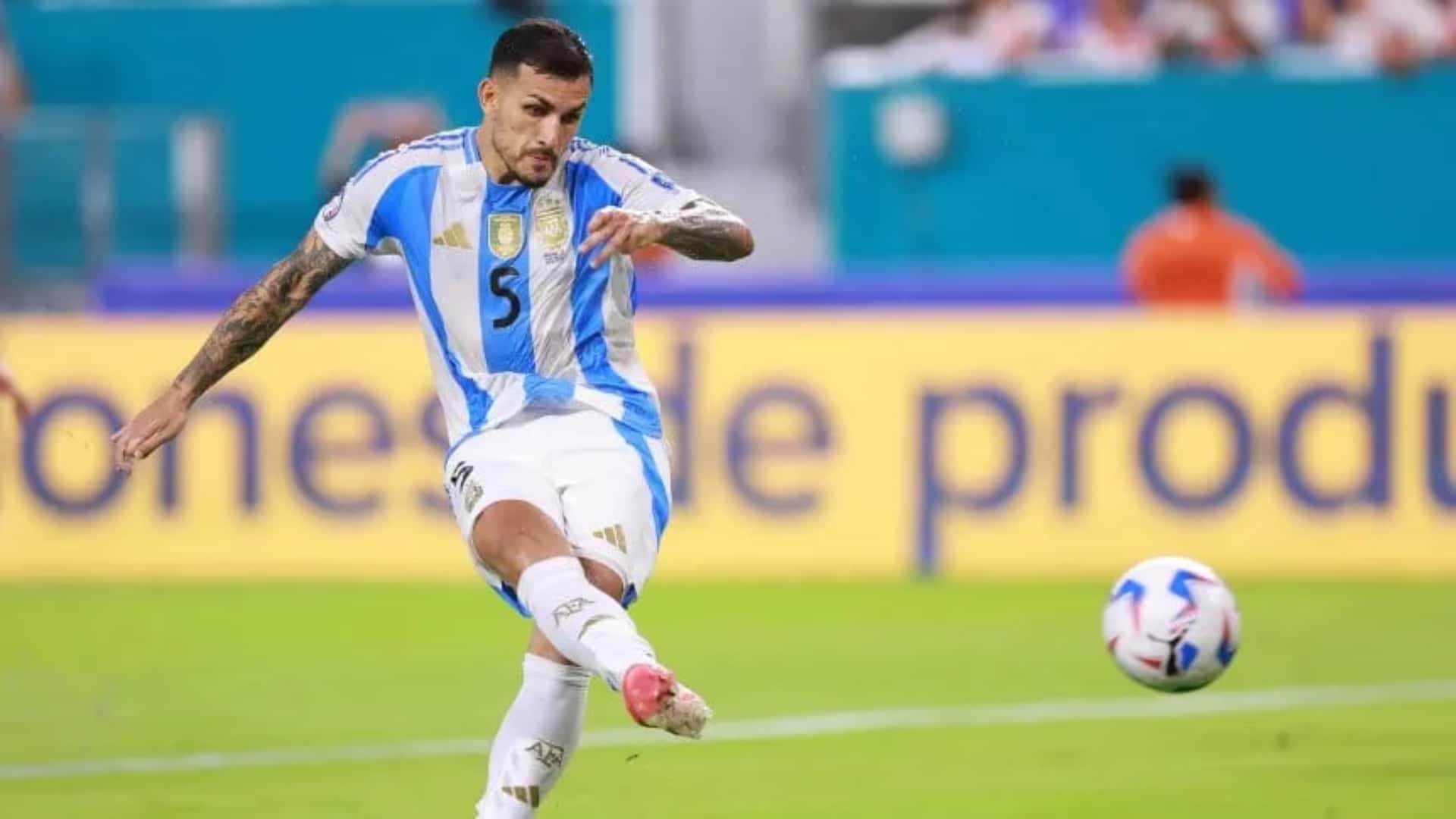 Paredes impacta la pelota, pero fallaría el penal.