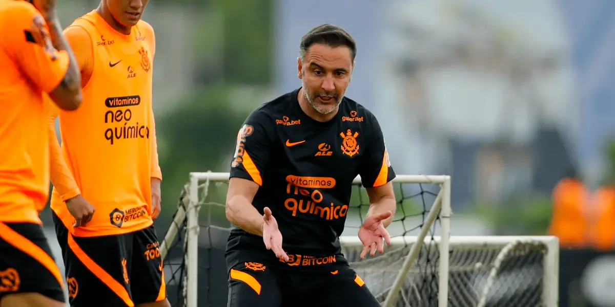 Parte del cuerpo técni co y algunos futbolistas registraron resultado positivo de covid a pocas horas del partido ante el Xeneize por Copa Libertadores.