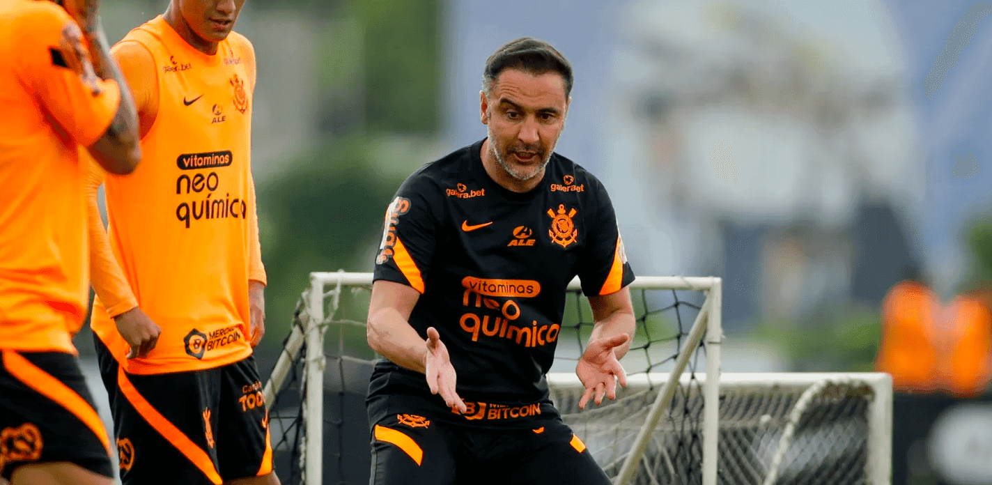 Parte del cuerpo técni co y algunos futbolistas registraron resultado positivo de covid a pocas horas del partido ante el Xeneize por Copa Libertadores.