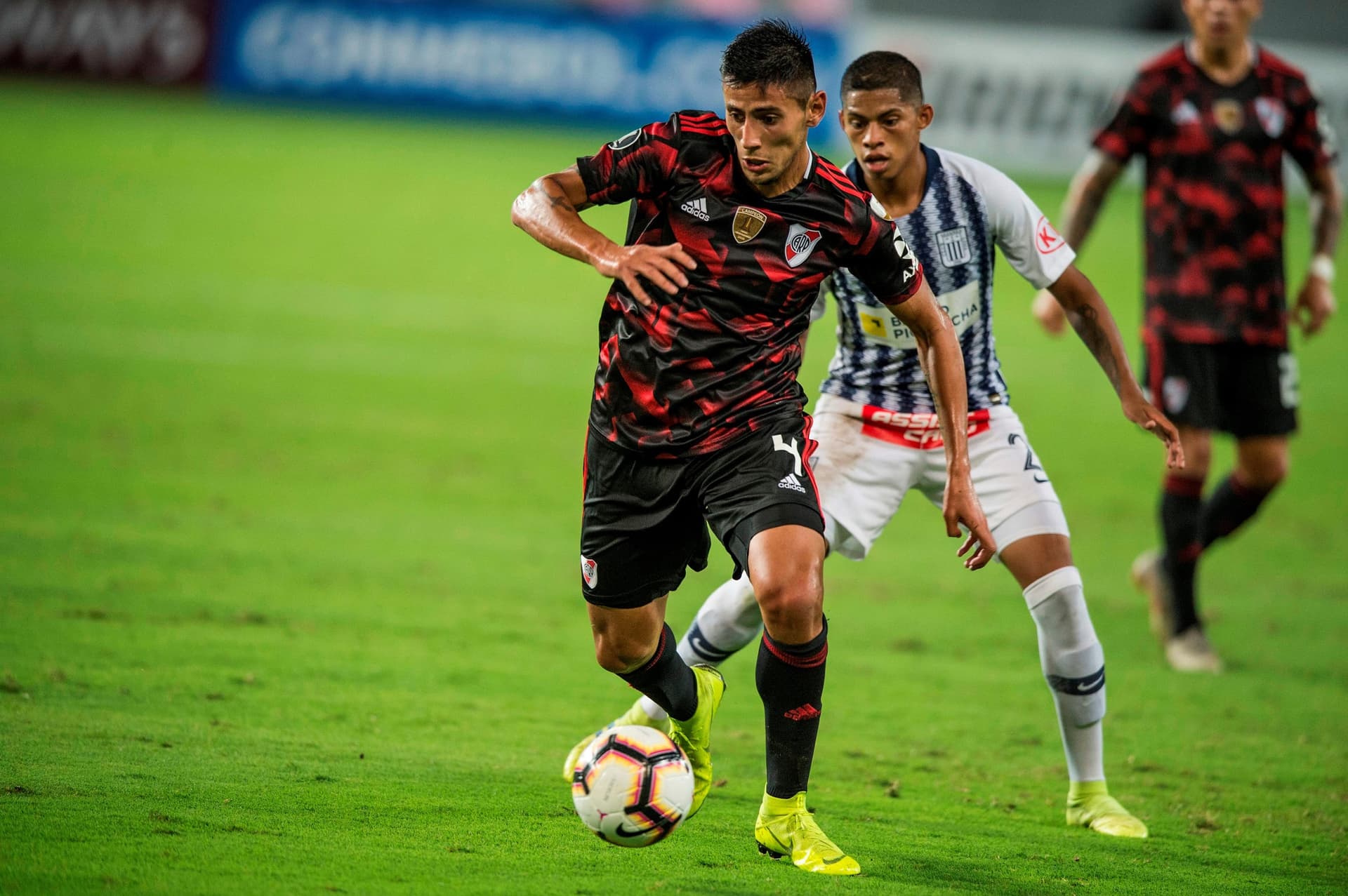 Pascual Lezcano aseguró que varios clubes extranjeros siguen de cerca al lateral izquierdo mendocino.