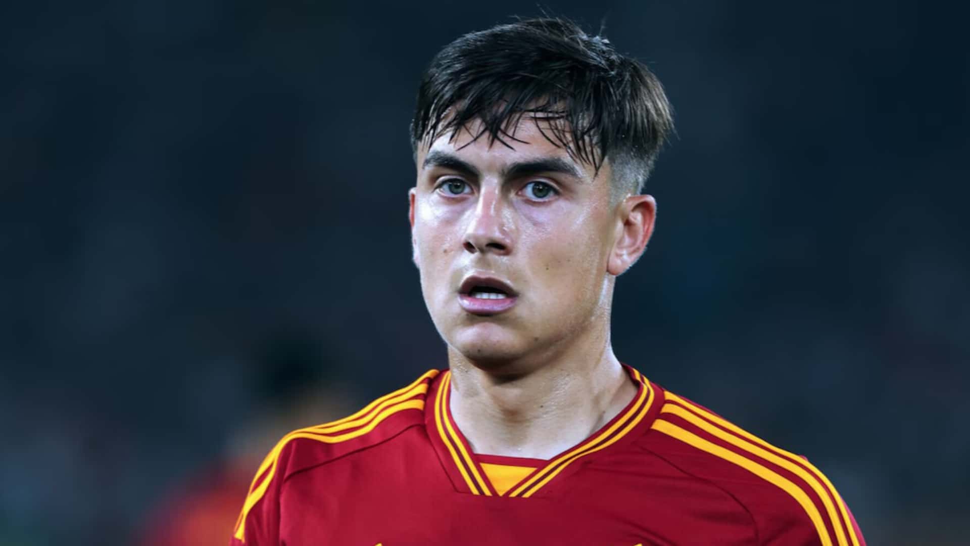 Paulo Dybala con la camiseta de la Roma.