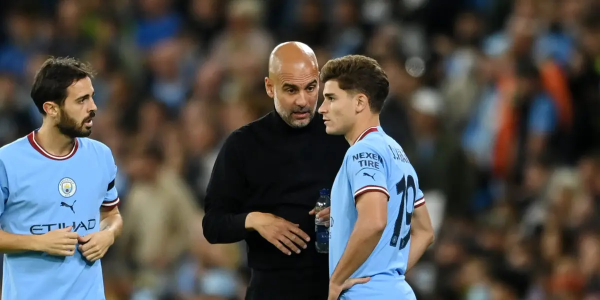 Pep Guardiola dialogando con Julián Álvarez en medio de un partido del Manchester City.