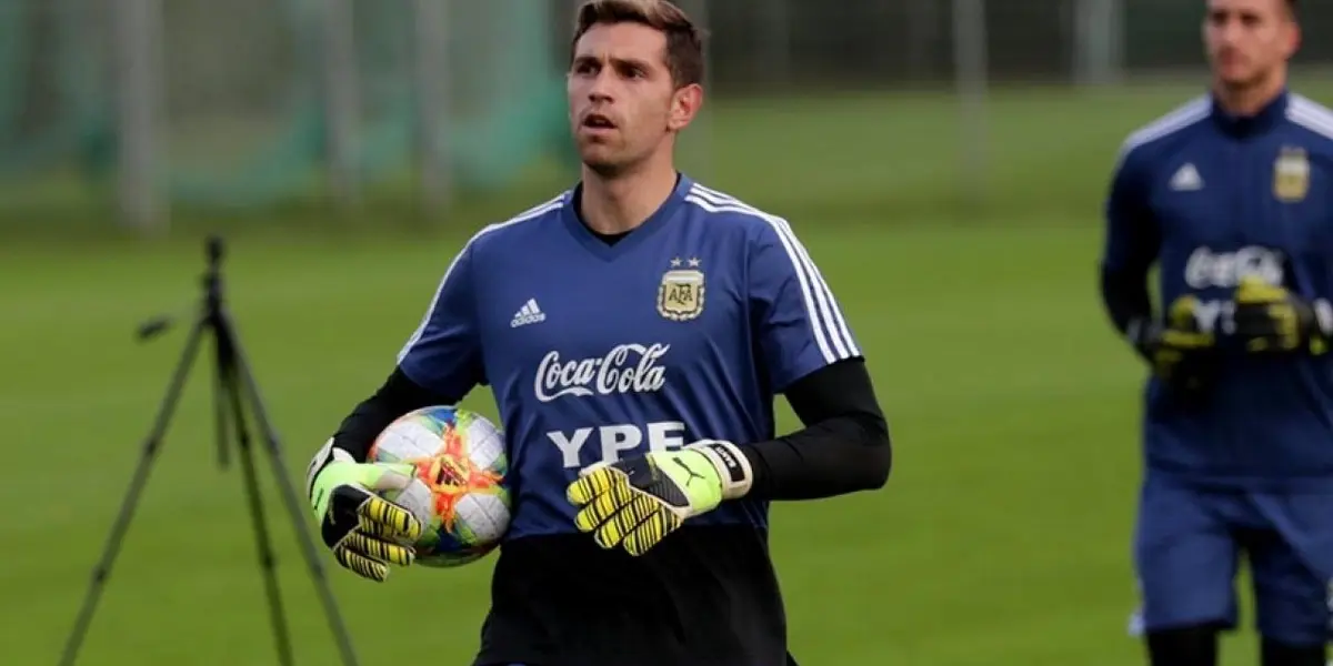 Pese a ser titular en Arsenal F.C. frente a Liverpool F.C. por el título FA Community Shield, Emiliano Martínez prioriza su convocatoria a la Selección de Argentina.