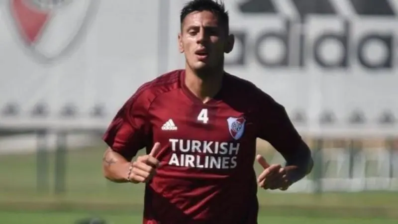 Pese a sus muy buenos rendimientos en los últimos partidos, a Fabrizio Angileri no le gustaría seguir siendo suplente de Milton Casco y podría irse de RIver Plate en lo inmediato a este club.