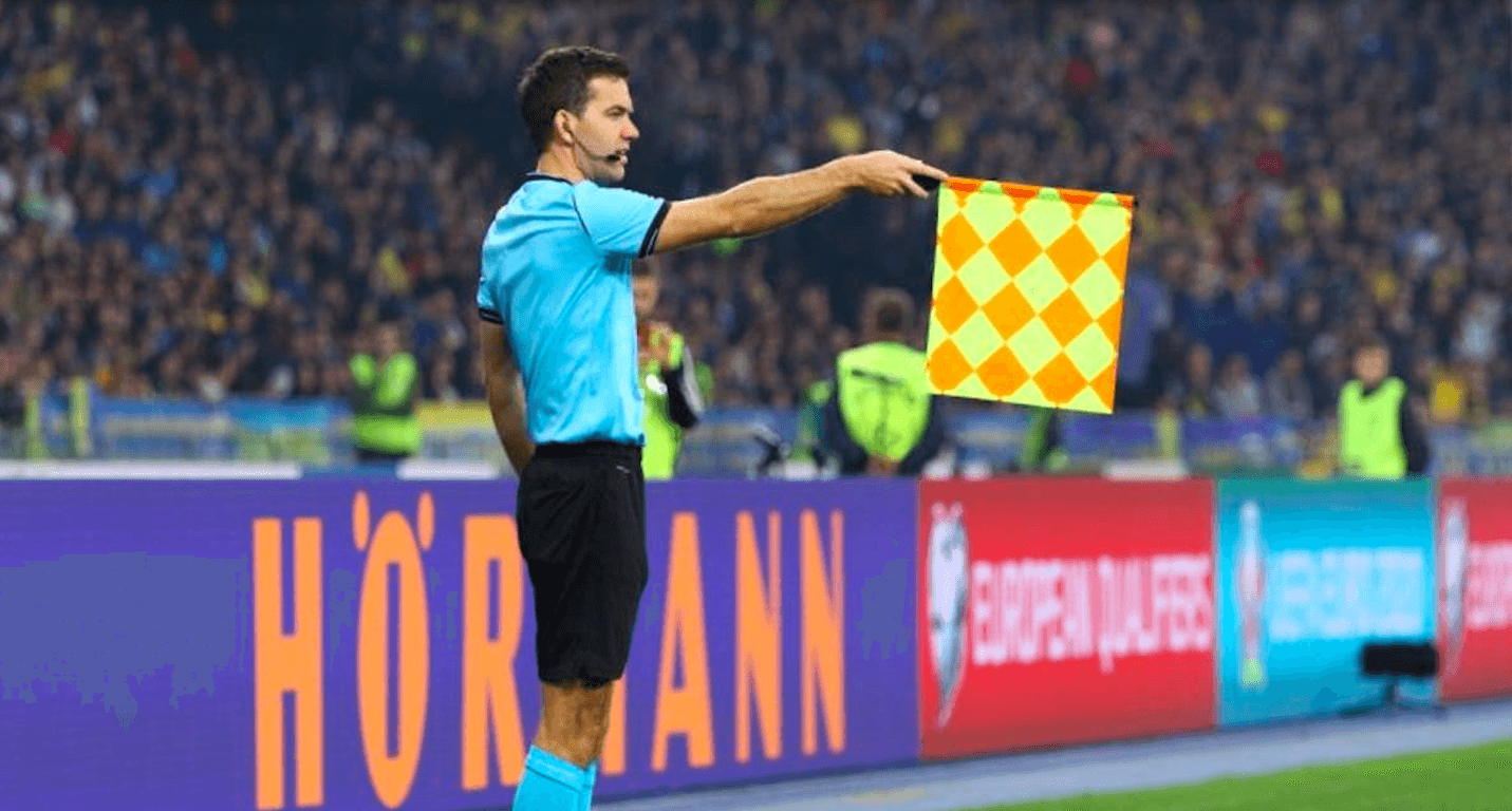 Pierluigi Collina, actual director de arbitraje de la FIFA, aseguró que la tecnología podría usarse en este aspecto de cara a la Copa del Mundo.