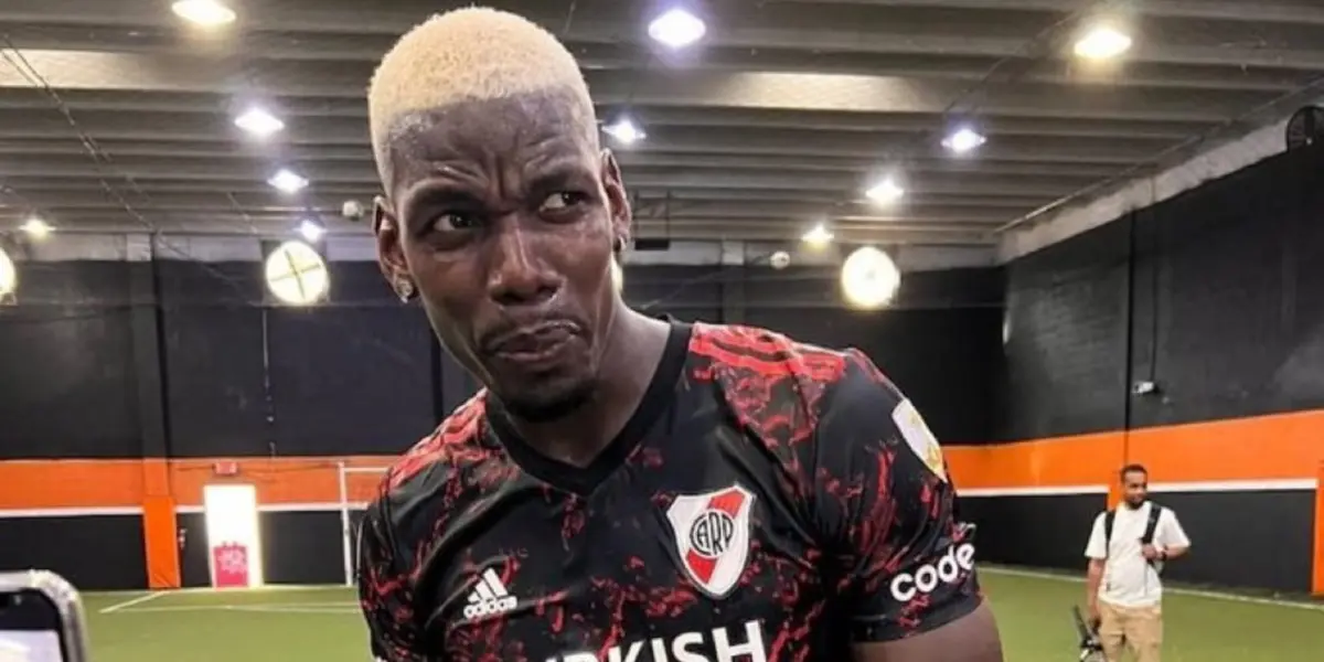 Pogba posa con una camiseta de River (@Paulpogba).
