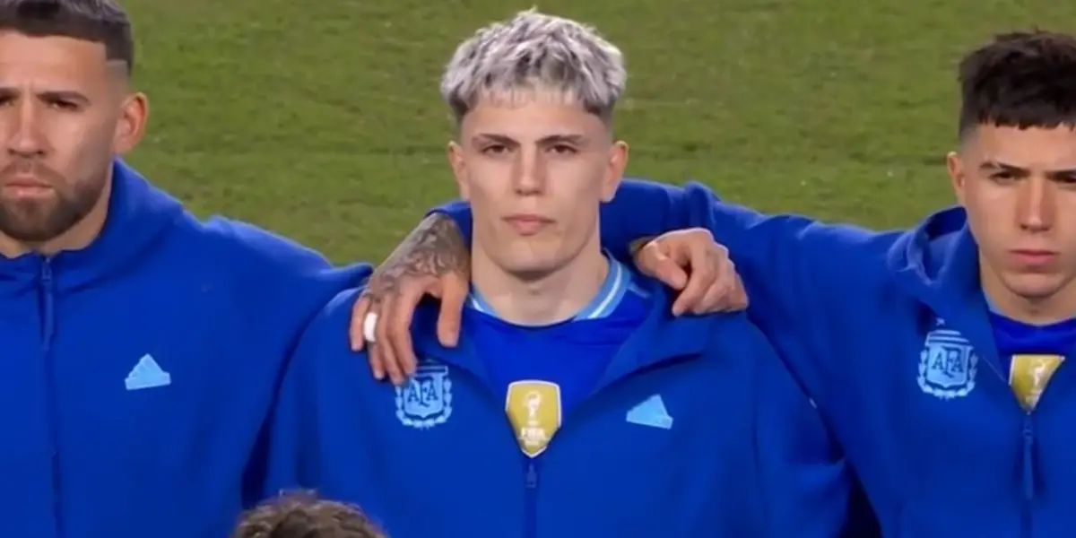 ¿Qué hizo Garnacho durante el himno?