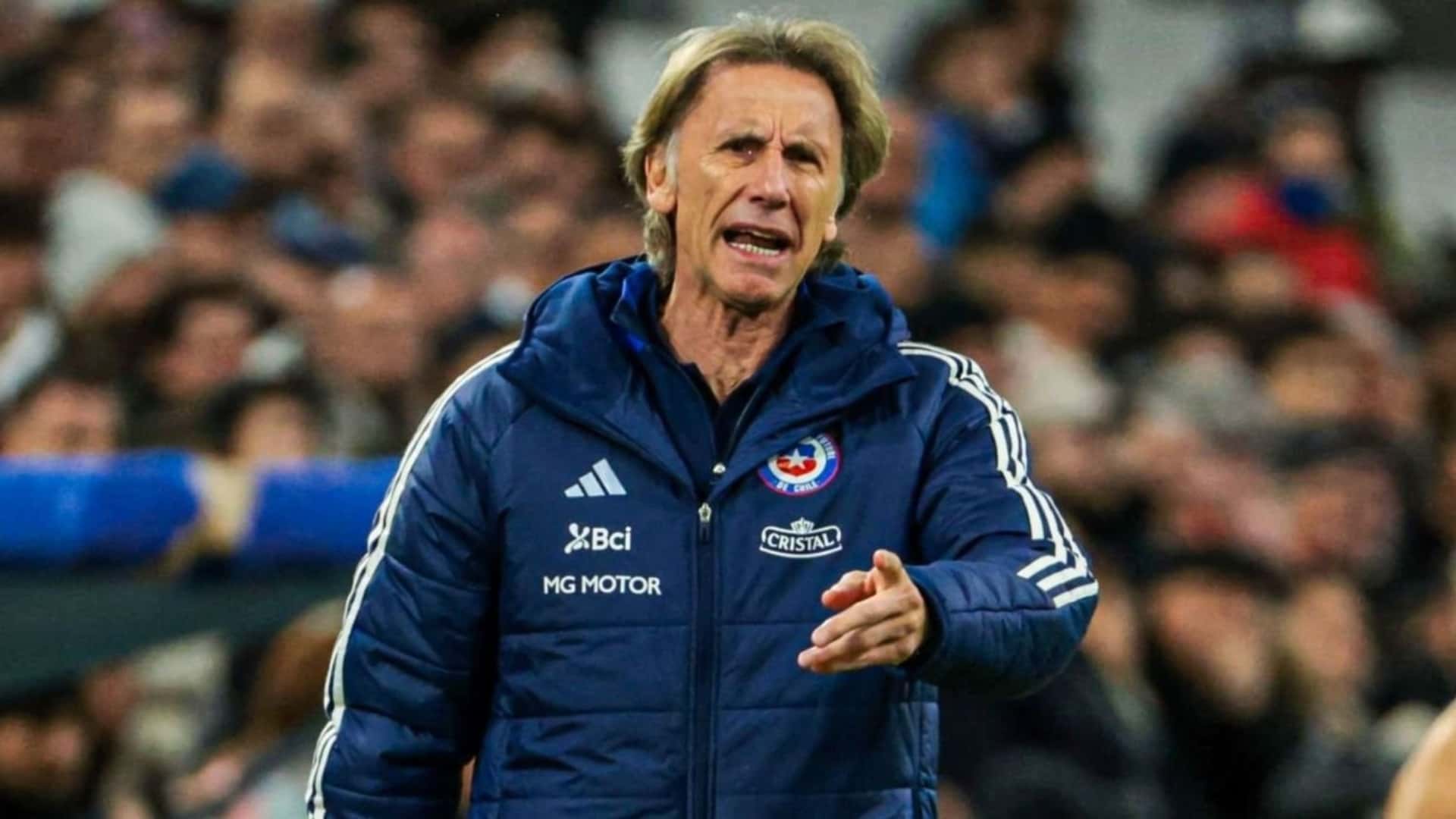 Ricardo Gareca dirigiendo a Chile.