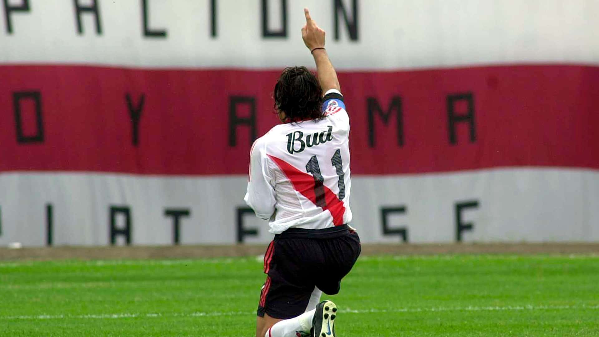 River es uno de los equipos más grande de la Argentina y en su historia han pasado varios futbolistas que luego fueron vendidos por una cantidad de dinero importante como lo fueron Javier Saviola, Erik Lamela, entre otros. Repasa acá las 10 ventas más caras del Millonario en su historia.