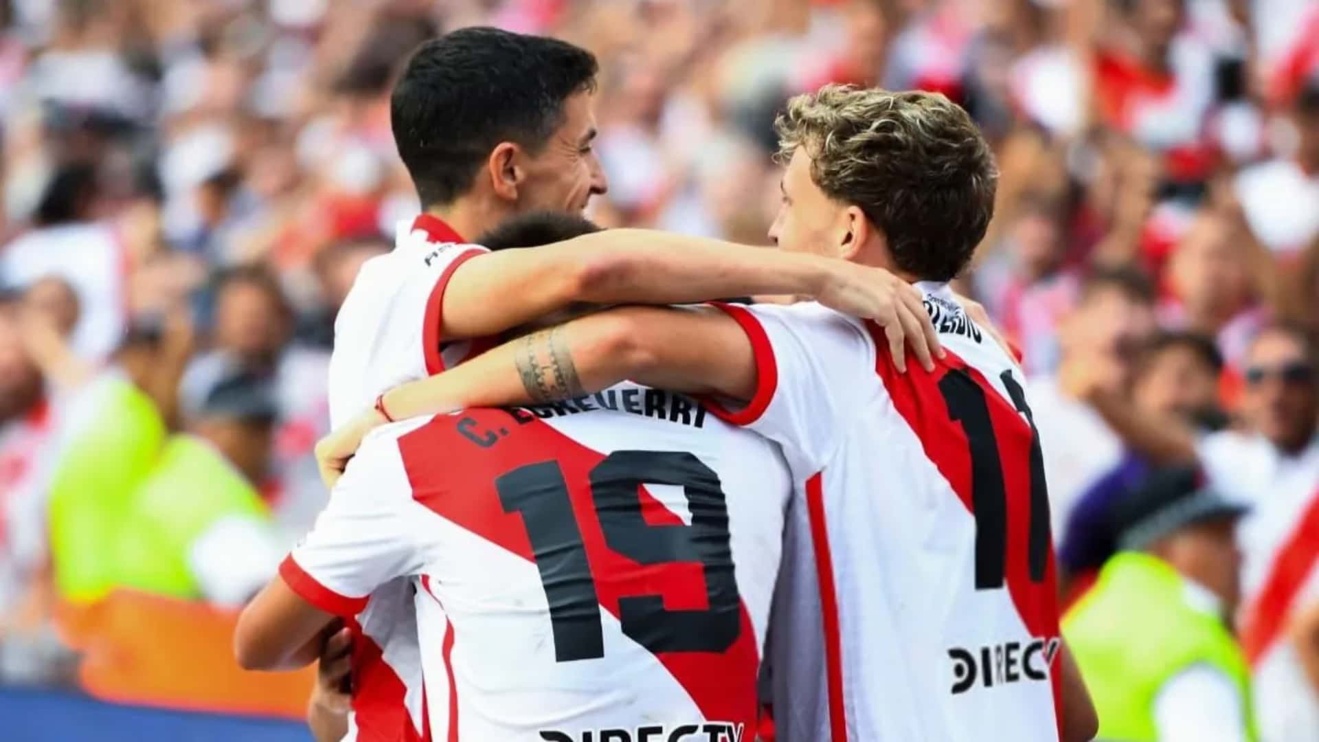 River festeja un gol a puro abrazo (2024).