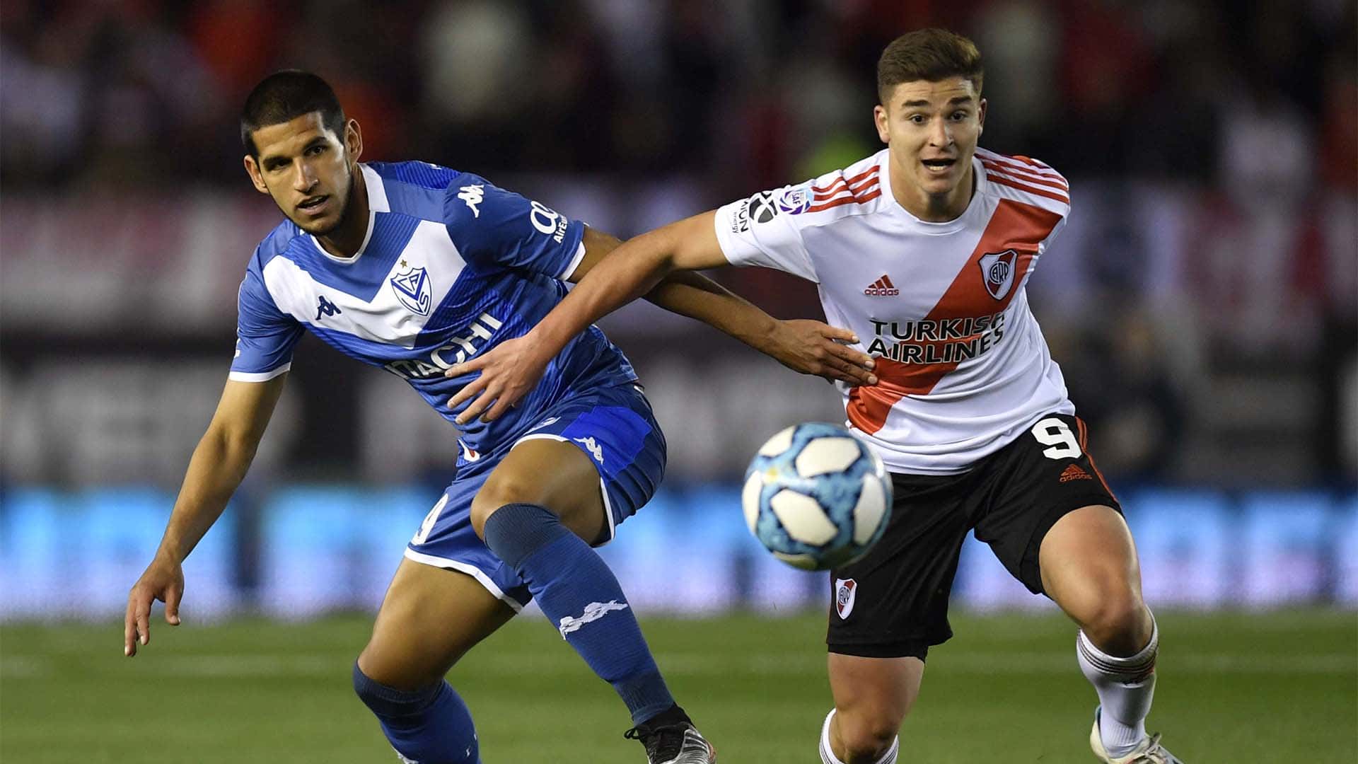 River y Vélez se enfrentan este sábado 14 de agosto por la jornada seis de la Liga Profesional, el Millonario busca volver al triunfo luego de la derrota ante Godoy Cruz y el Fortín necesita conseguir los primeros tres puntos en el certamen ¿En dónde estarán jugando y en que canal lo transmiten? Toda la información acá.