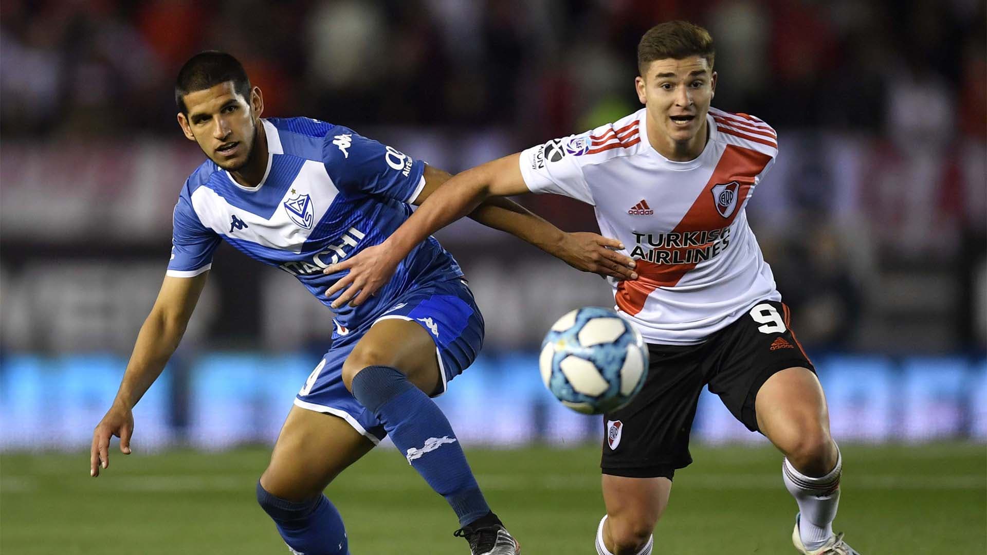 River y Vélez se enfrentan este sábado 14 de agosto por la jornada seis de la Liga Profesional, el Millonario busca volver al triunfo luego de la derrota ante Godoy Cruz y el Fortín necesita conseguir los primeros tres puntos en el certamen ¿En dónde estarán jugando y en que canal lo transmiten? Toda la información acá.