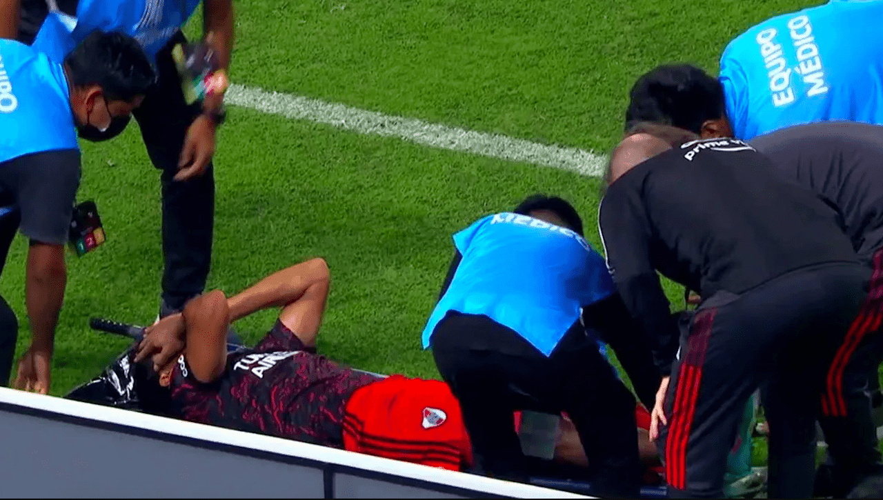 Robert Rojas sufrió la fractura de tibia y peroné en una jugada muy violenta y se pierde lo que resta de la Copa Libertadores.