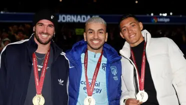 Rodrigo De Paul, Ángel Correa y Nahuel Molina con sus respectivas medallas de campeón