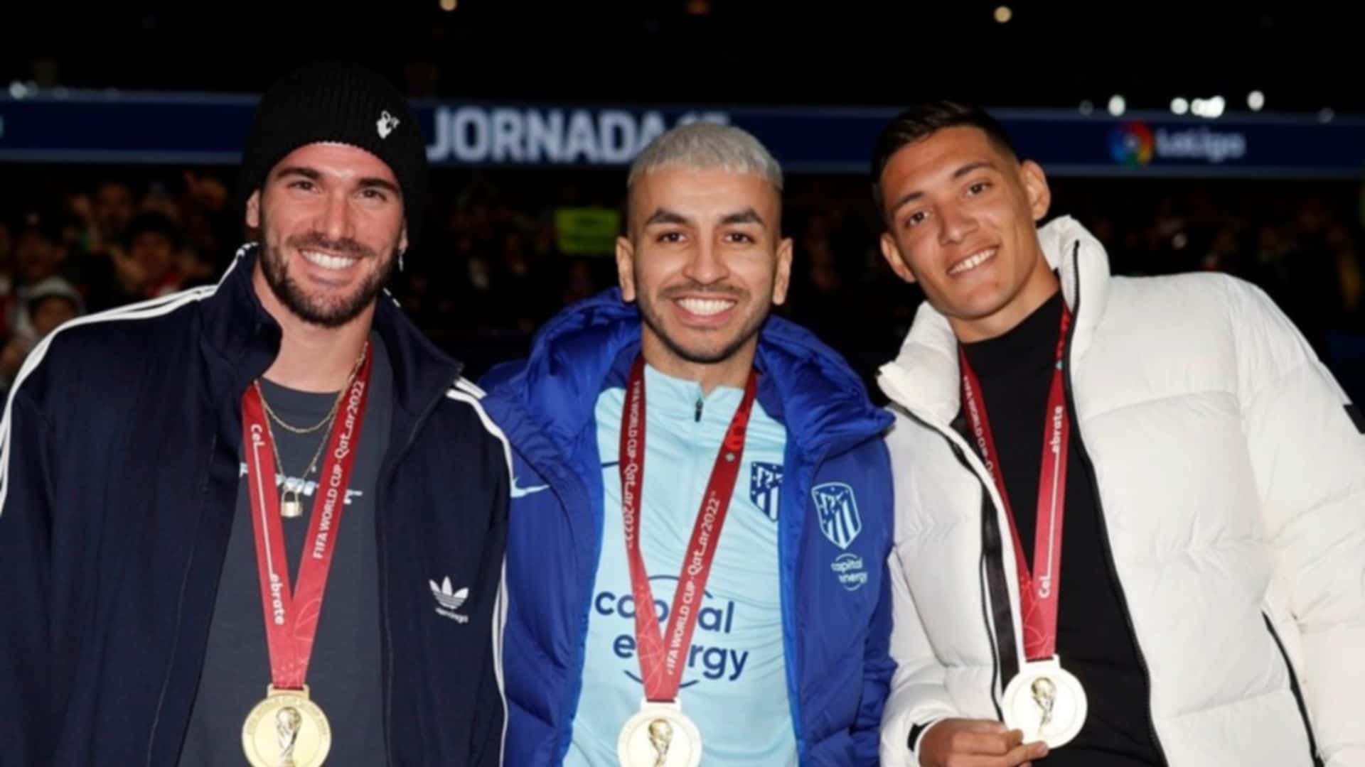 Rodrigo De Paul, Ángel Correa y Nahuel Molina con sus respectivas medallas de campeón
