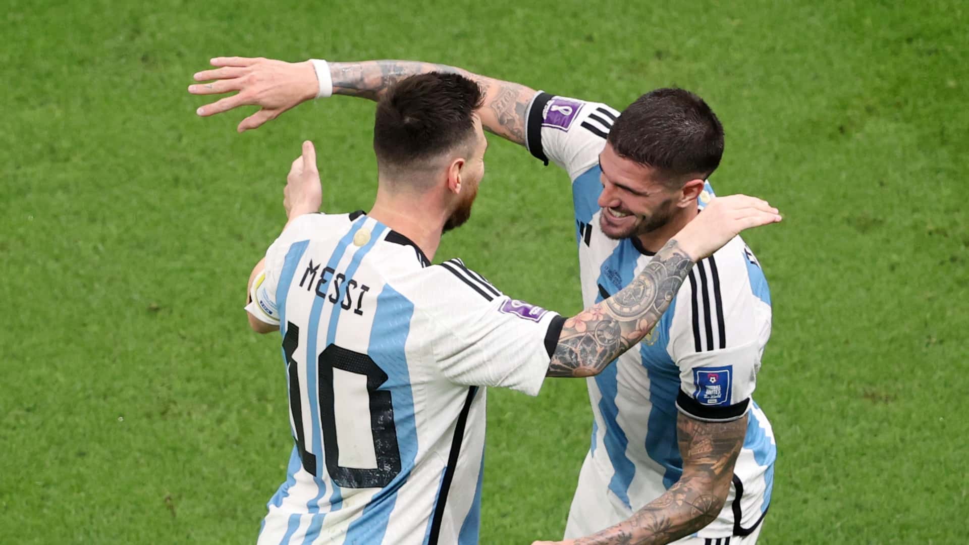 Rodrigo De Paul y Lionel Messi festejando juntos en Argentina.