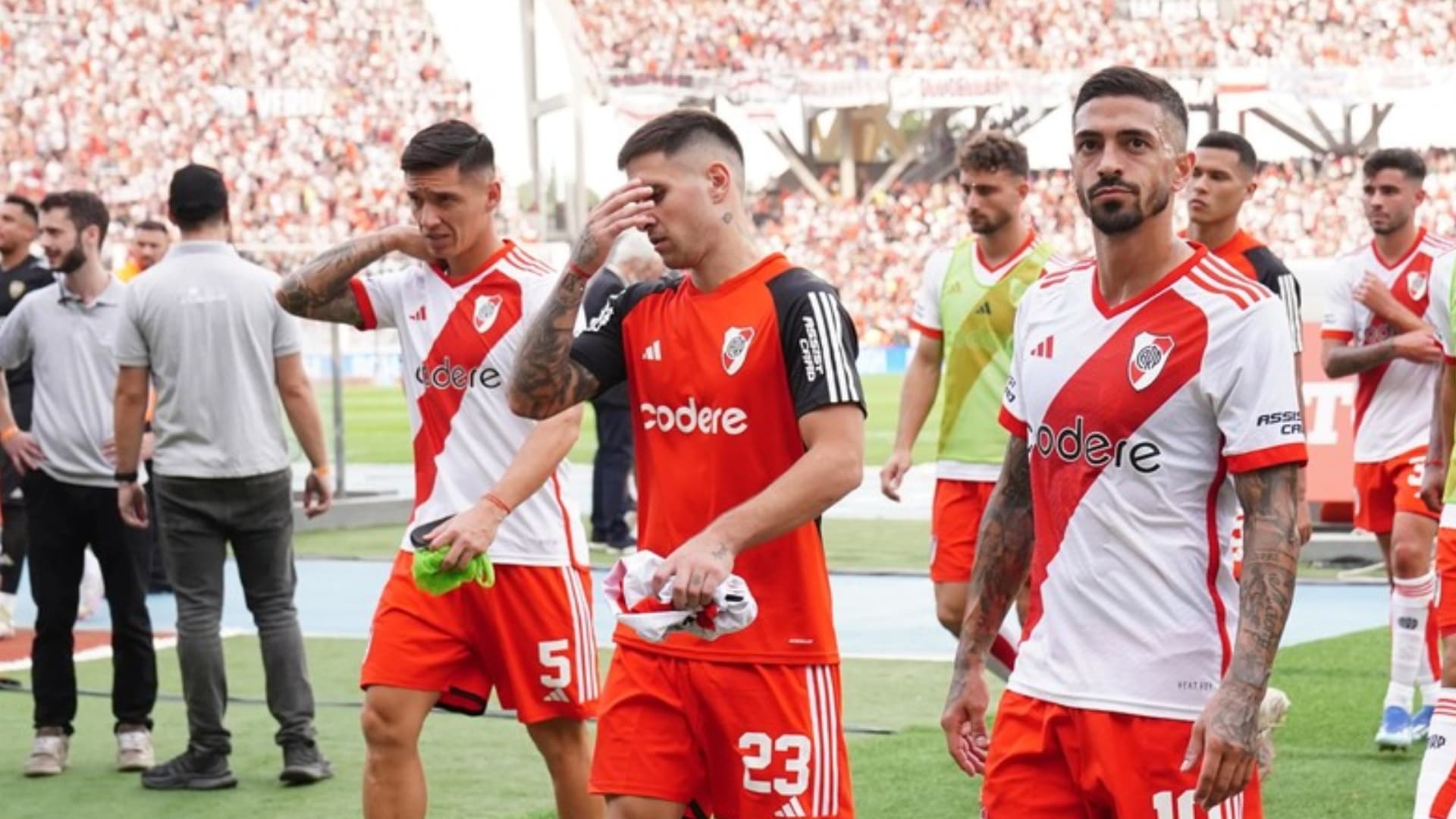 Rodrigo Villagra, Manuel Lanzini y Matías Kranevitter tras la caída ante Boca Juniors.