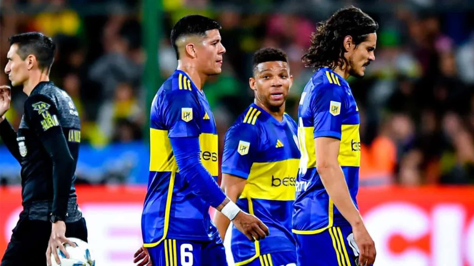Rojo, Fabra y Cavani durante un partido de Boca.