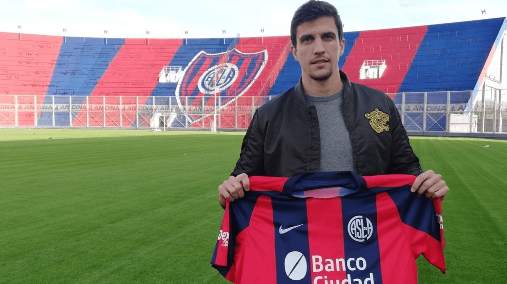 Santiago Vergini es olvidado por Mariano Soso, pero piensa demostrar su amor por San Lorenzo. Mira lo que será capaz de hacer por mantenerse en el equipo.