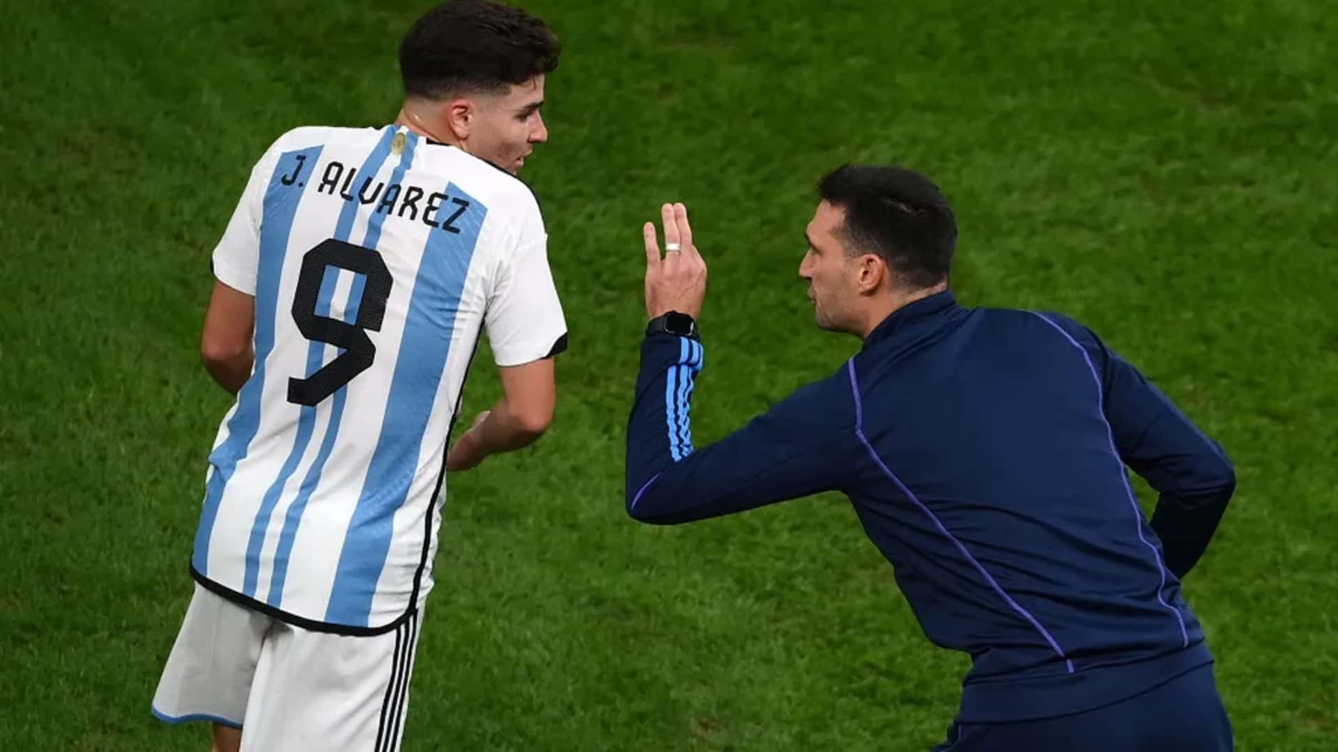 Scaloni le dio otro revés a Julián Álvarez