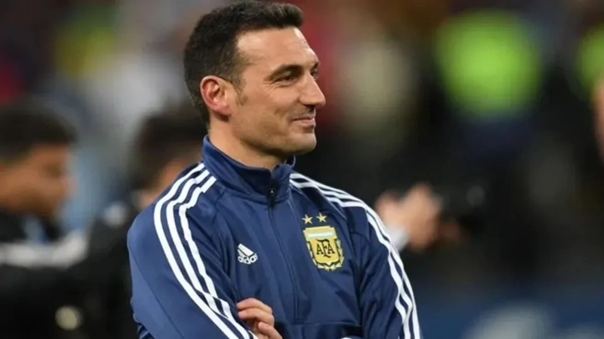 Scaloni sonriendo.