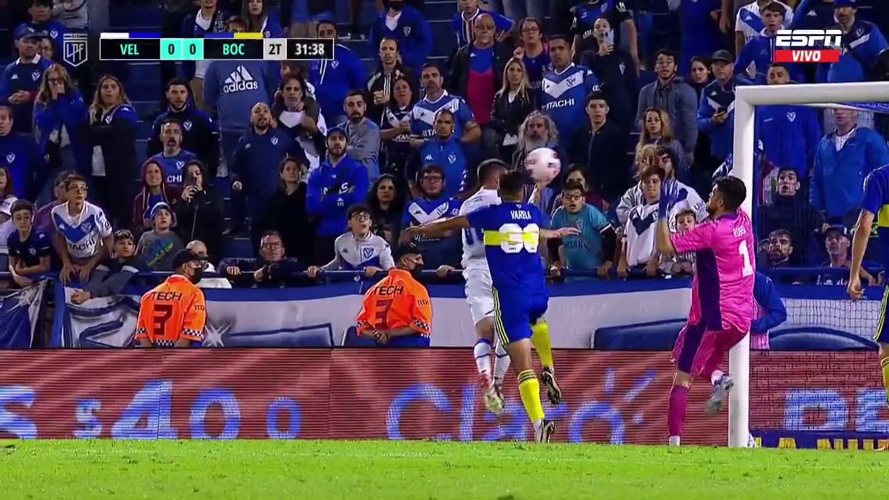 Se dieron dos jugadas polémicas en el empate en Liniers, aunque una mano en el área de Boca generó la mayor controversia.