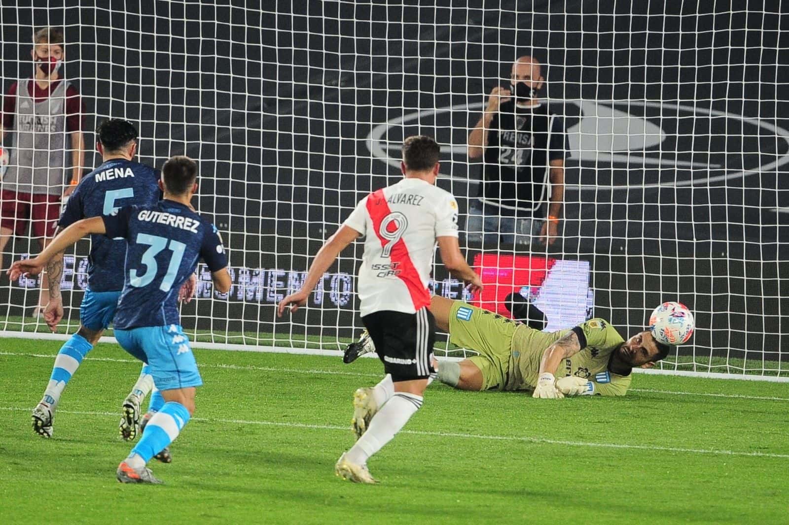 Se vivió un partido sin grandes emociones y los hinchas no perdonaron en las redes sociales.